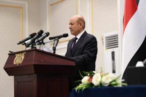 رئيس مجلس القيادة الرئاسي باليمن يدعو إلى تدابير جماعية لكبح سياسات التوسع الإسرائيلية