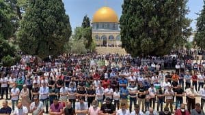 عشرات الآلاف يؤدون صلاة الجمعة في المسجد الأقصى