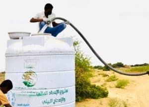 مركز الملك سلمان للإغاثة يضخ حوالي نصف مليون لتر من المياه لمخيمات النازحين في الحديدة