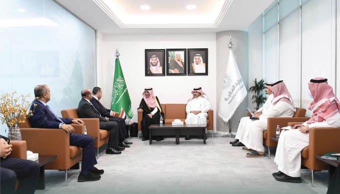 وزير المالية يبحث مع نظيره اليمني ومحافظ “المركزي اليمني” الأوضاع المالية والاقتصادية