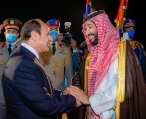 سمو ولي العهد يصل القاهرة وفي مقدمة مستقبليه الرئيس المصري