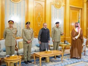 سمو ولي العهد وقائد جيش باكستان يستعرضان العلاقات الثنائية خاصة في المجالات العسكرية وفرص تطويرها