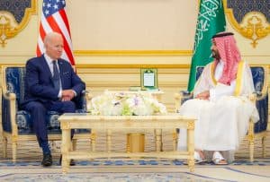 ولي العهد والرئيس الأمريكي يعقدان جلسة مباحثات رسمية ويرأسان اجتماعاً موسعاً بقصر السلام