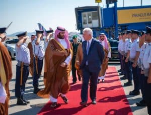 سمو ولي العهد يغادر اليونان.. وفي مقدمة مودعيه نائب رئيس الوزراء اليوناني