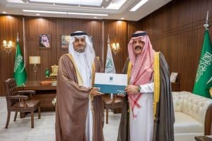 أمير منطقة حائل يتسلم تقرير الأداء لفرع وزارة التجارة بالمنطقة