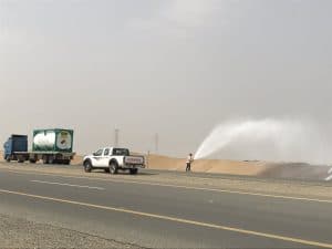 “النقل والخدمات اللوجستية” تقف لزحف الرمال على الطرق بالمرصاد