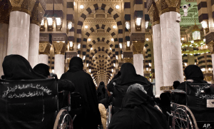 الناطقات بالأوردية يتعلمن أسماء الله الحسنى بالمسجد النبوي الشريف