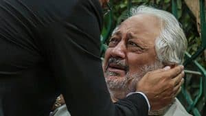 انهيار الفنان خالد زكي خلال جنازة زوجته