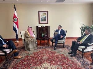 رئيس كوستاريكا يستقبل وزير الدولة للشؤون الخارجية