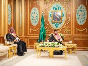 أمام الملك وبحضور سمو ولي العهد ..  وزيرا الدفاع والتعليم يؤديان القسم