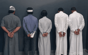 القبض على (5) مقيمين لمشاجرة بينهم في طريق عام