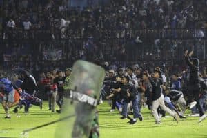 مقتل 127 شخصاً وإصابة 180 آخرين عقب مباراة كرة قدم في إندونيسيا