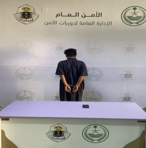 القبض على شخص تلفظ بعبارات تمس بالآداب العامة على فرقة في الرياض