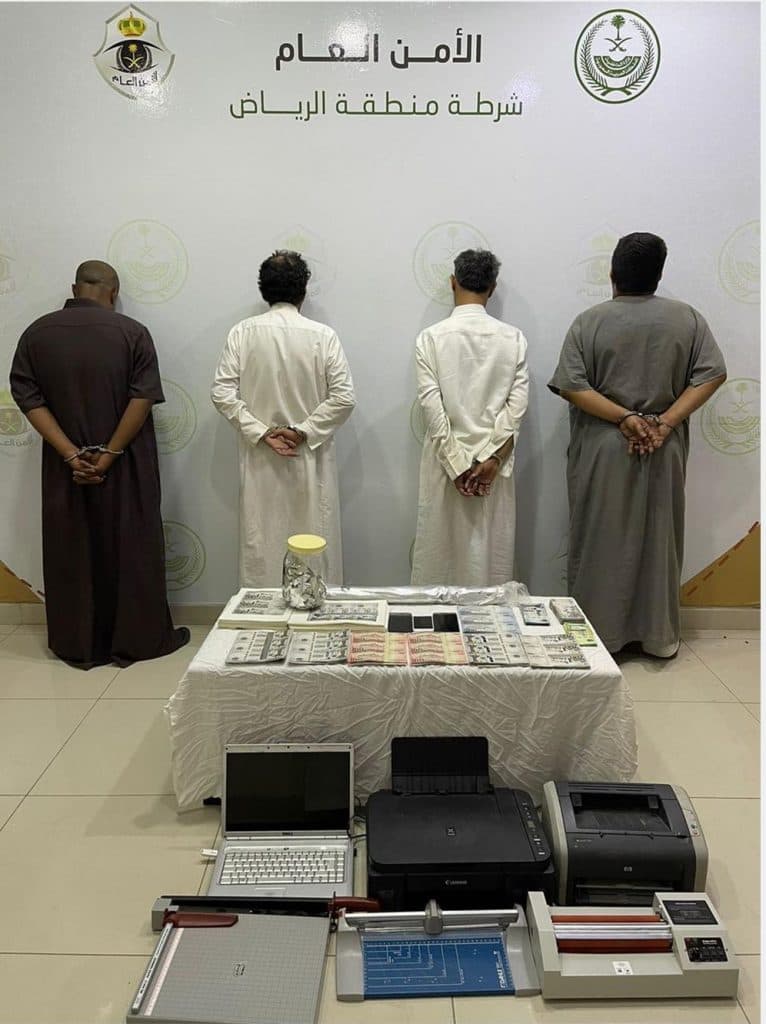 شرطة الرياض تقبض على (4) أشخاص لتزييفهم الأوراق النقدية