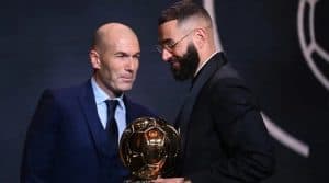 بنزيمة يتوج بجائزة الكرة الذهبية لأفضل لاعب في العالم