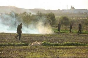 قوات الاحتلال تستهدف المزارعين الفلسطينيين جنوبي غزة