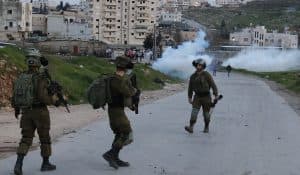 إصابة عشرات الفلسطينيين بالاختناق في مواجهات مع الاحتلال بالخليل