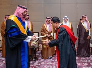 ولي العهد يتسلم شهادة الدكتوراه الفخرية من جامعة كاسيتسارت التايلندية