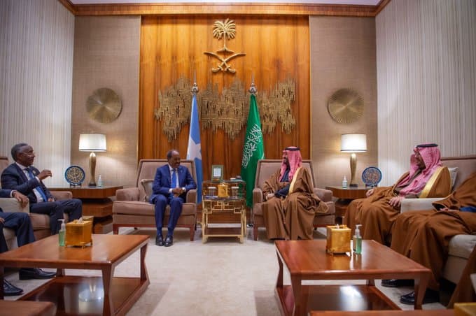 سمو ولي العهد يستقبل رئيس جمهورية الصومال الفدرالية
