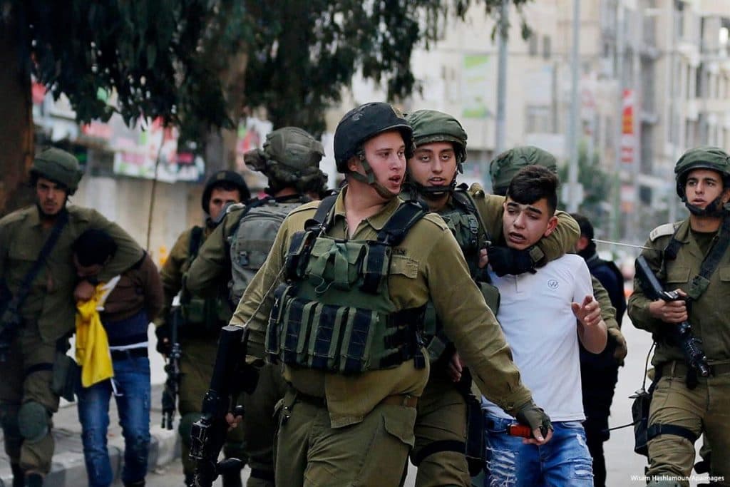 قوات الاحتلال الإسرائيلي تعتقل 490 فلسطينيًّا الشهر الماضي