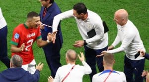 مبابي يرتدي قميص المغرب ويواسي حكيمي بعد الفوز