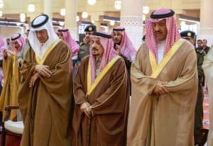أمير منطقة الرياض يؤدي صلاة الميت على أحمد بن تركي السديري