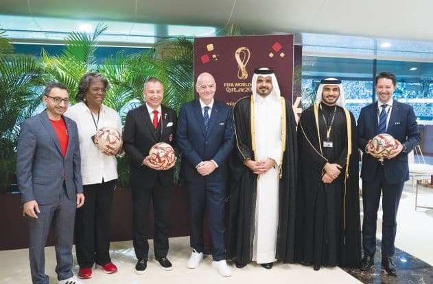 رئيس اللجنة الأولمبية القطرية يسلّم كرة كأس العالم 2026 لكندا والمكسيك وأمريكا