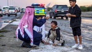 تساقط البرد وانخفاض كبير بدرجات الحرارة في الكويت