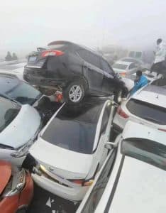 الضباب الكثيف في الصين يتسبب في اصطدام مروع بين نحو 200 سيارة