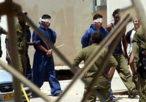 330 أسيرًا فلسطينيًّا يقبعون بسجون الاحتلال منذ ما يربو على 20 عامًا