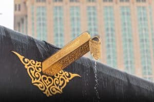“شؤون الحرمين” ترفع الاستعدادات للأمطار.. وتوزع المظلات على المعتمرين والزوَّار