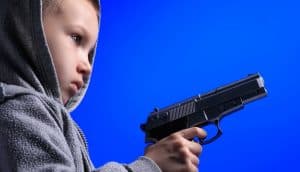 مشادة بين معلمة وتلميذها “6 سنوات” تنتهي بإطلاقه النار عليها!