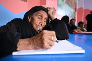 مصرية على مقاعد الدراسة في عمر الـ87 عاماً