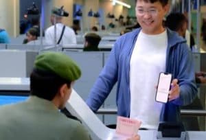 جوازات مطارات جدة والرياض والمدينة المنورة تستقبل أوائل المستفيدين من تأشيرة الزيارة للقادمين (جوًا) إلكترونيًا