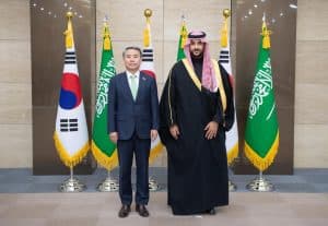 سمو وزير الدفاع ونظيره الكوري يستعرضان العلاقات الثنائية ويبحثان تعزيز التعاون