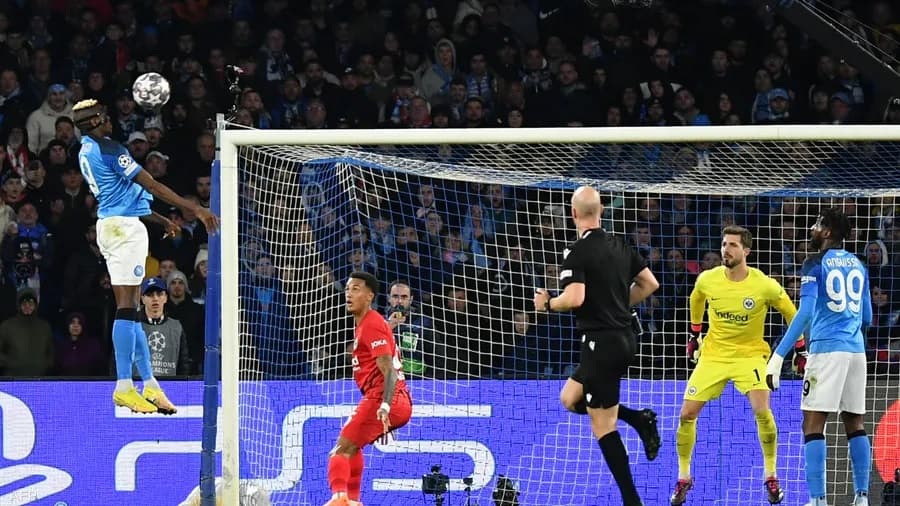 نابولي لربع نهائي دوري أبطال أوروبا لأول مرة في تاريخه