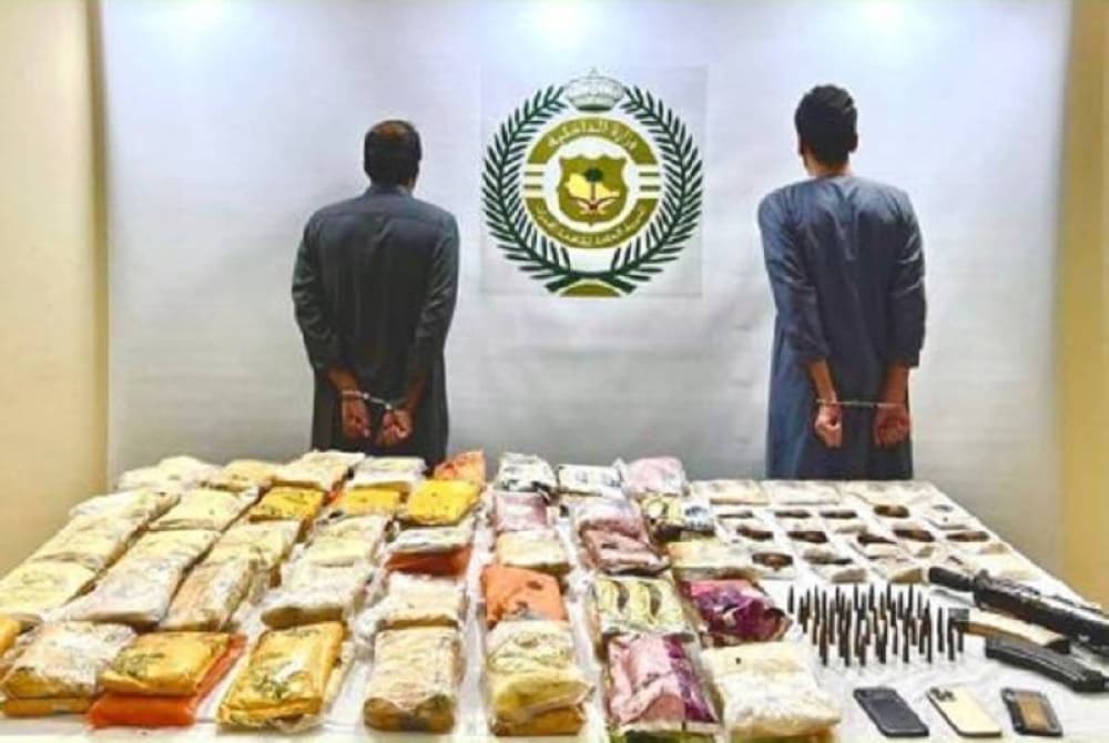 القبض على مواطنَين بتبوك بحوزتهما مواد مخدرة وسلاح ناري وطلقات حية