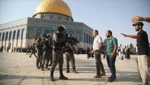الاحتلال الإسرائيلي يمنع المصلين من الوصول للأقصى ويطرد المعتكفين