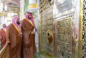 سمو ولي العهد يزور المسجد النبوي ومسجد قباء