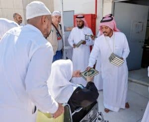 إهداء ضيوف الرحمن نحو 30 ألف نسخة من المصحف الشريف بالثلث الأول من رمضان