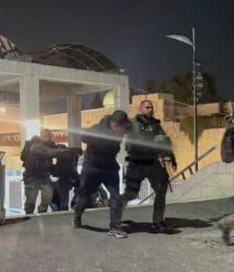 اعتقال 400 فلسطيني خلال اقتحام الاحتلال الإسرائيلي “الأقصى”.. منهم جرحى