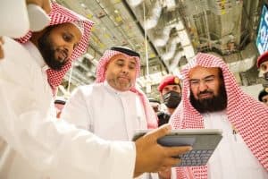 الشيخ السديس يدشِّن أجهزة رقمية لطباعة أساور للزائر الصغير بالمسجد الحرام