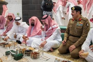نائب امير مكة يشارك رجال الامن طعام الافطار