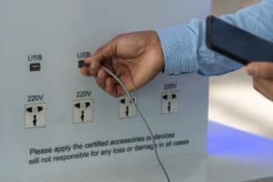 حفاظًا على بياناتك آمنة.. لا تستخدم منافذ USB في الأماكن العامة لشحن جوالك