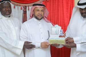 درع جمعية مراكز احياء مكة لرئيس جمعية خليص للتنمية
