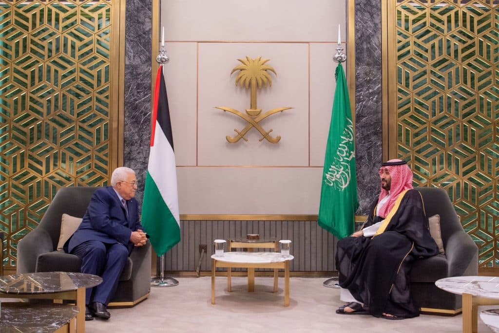 ولي العهد والرئيس الفلسطيني يستعرضان مستجدات الأوضاع في الأراضي الفلسطينية