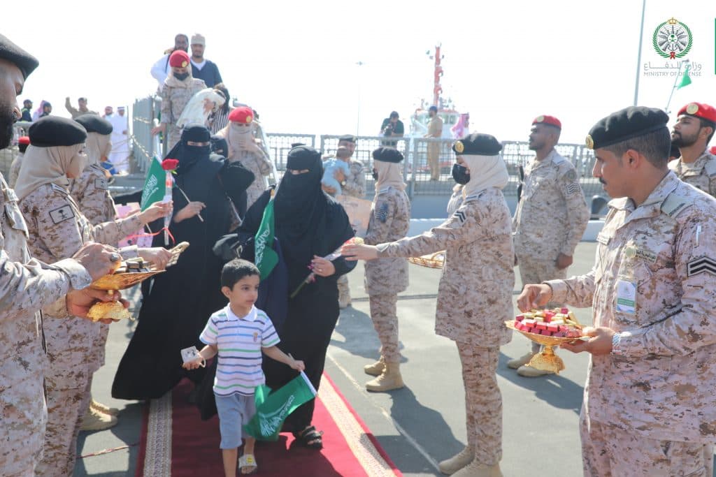 وصول 10 مواطنين وعدد من رعايا الدول إلى جدة الذين أجلوا من السودان