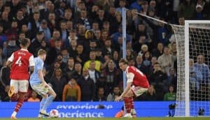 سيتي يكتسح أرسنال 4-1 ويهدد حلمه بلقب الدوري