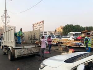خلال حملة تستهدف البائعة الجائلين.. أمانة جدة تصادر 2.7 طن من الفواكه والخضراوات