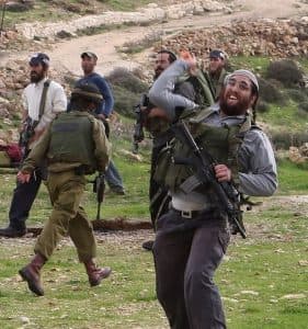 المستوطنون يطلقون الرصاص على الفلسطينيين برام الله ويحرقون مركباتهم وممتلكاتهم